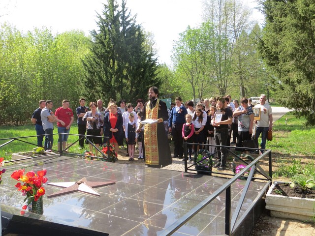 У памятник погибшим землякам в годы Великой Отечественной Войны.